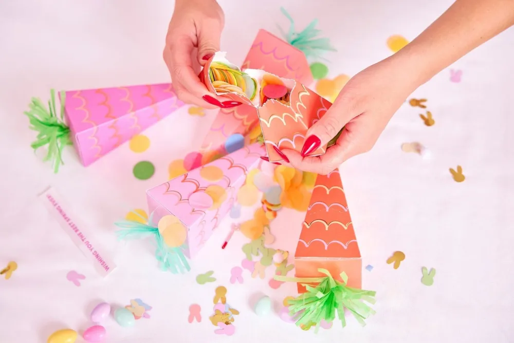 Online Packed Party Hop & Pop Carrot Party Crackers (6 ct)