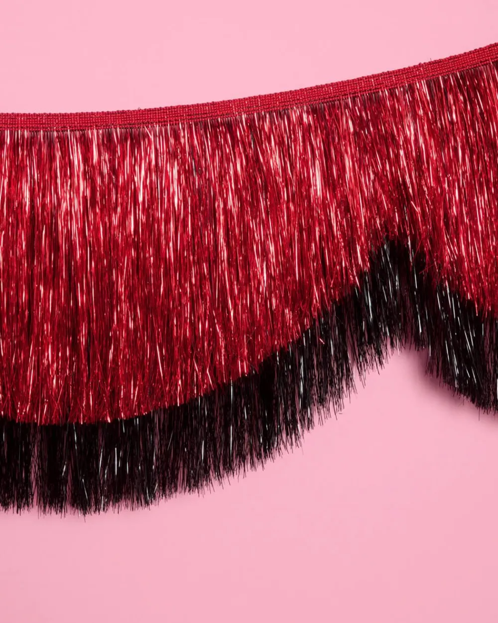 Outlet xo, Fetti Scallop Fringe Banner - black + red foil banner